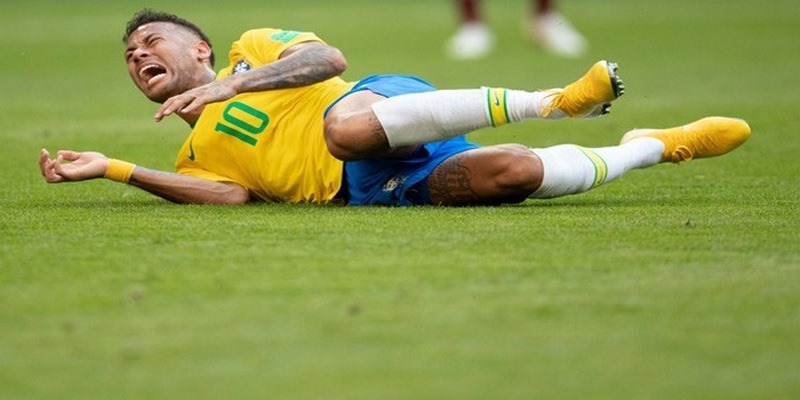 Neymar nổi tiếng là tuyển thủ ăn vạ nhất thế giới
