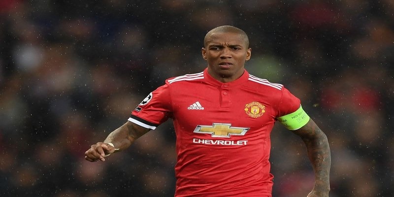 Ashley Young là cầu thủ ăn vạ nhất thế giới với phong cách ngã “rất drama”