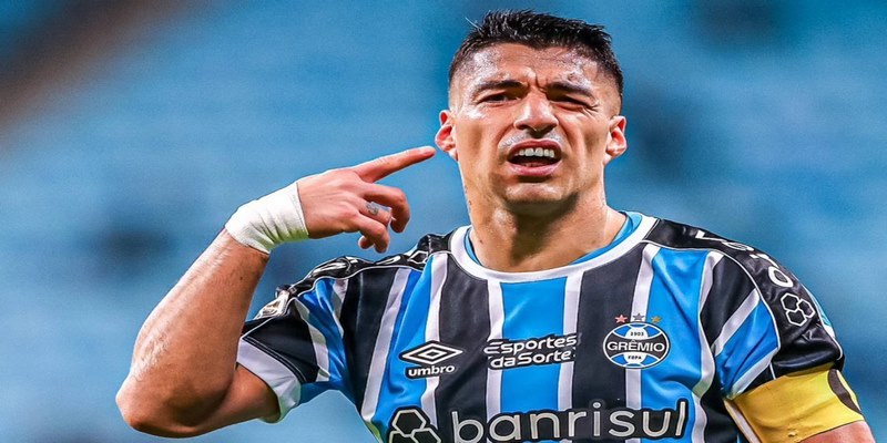  Luis Suarez được coi là "bậc thầy" mánh khóe và chiêu trò trong thi đấu