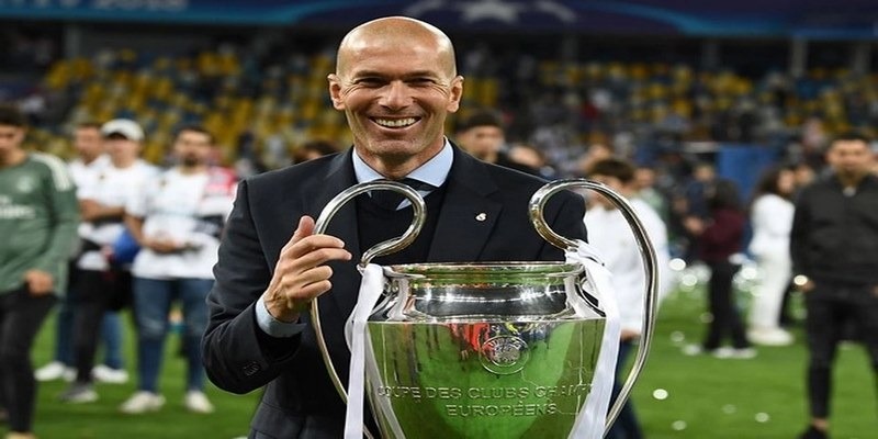 Cầu thủ đá bóng - Những cái tên huyền thoại bóng đá thế giới Zinedine Zidane được coi là biểu tượng huyền thoại của Real Madrid