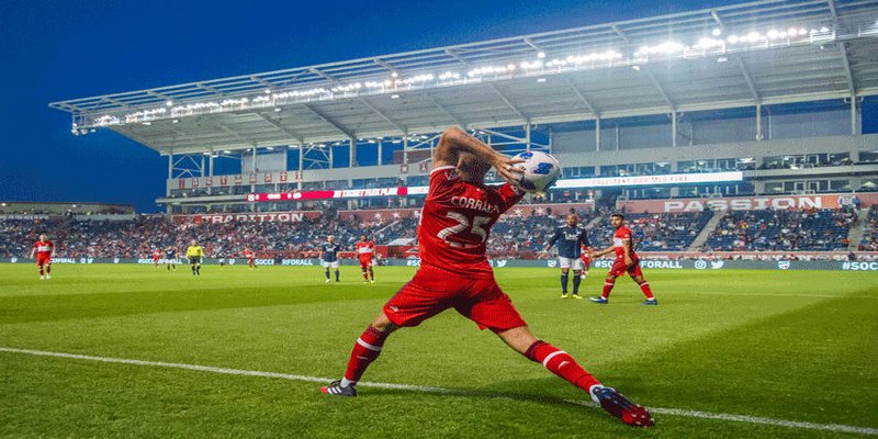 Kèo nào không nên cược, cách nhận biết nâng cao tỷ lệ thành công Ném biên đầu nằm trong danh sách những kèo không nên cược