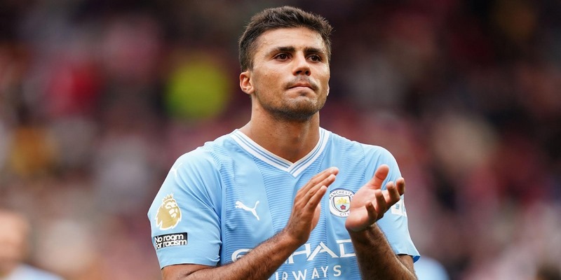 Rodri của CLB Manchester City lọt top 10 tiền vệ trung tâm hay nhất 